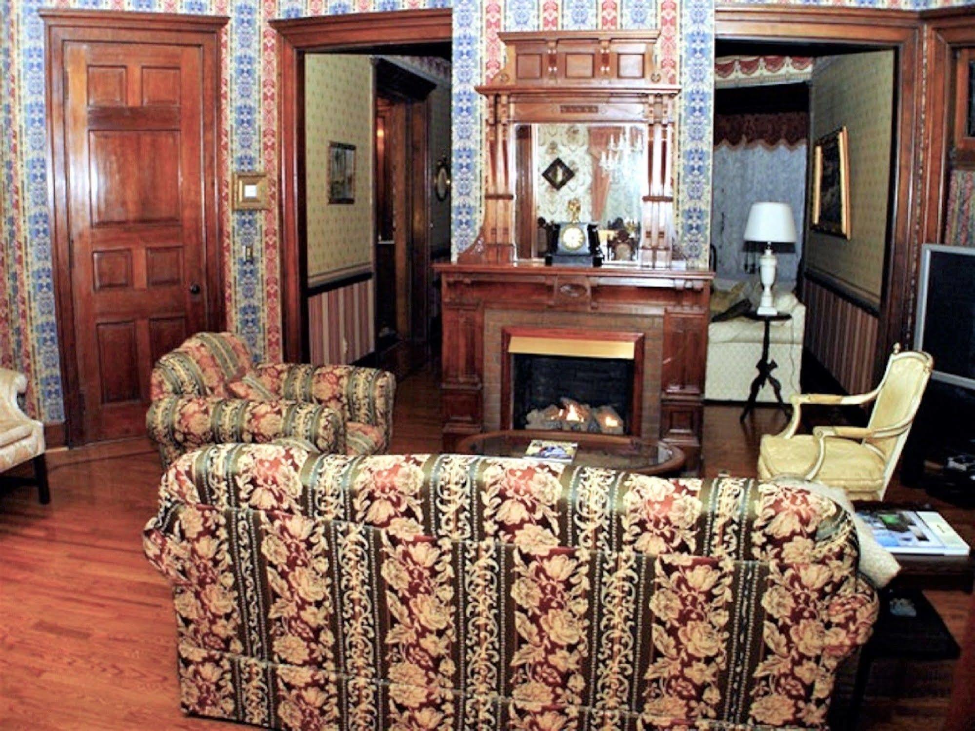 Herrold On Hill Bed And Breakfast Wabash Exterior photo
